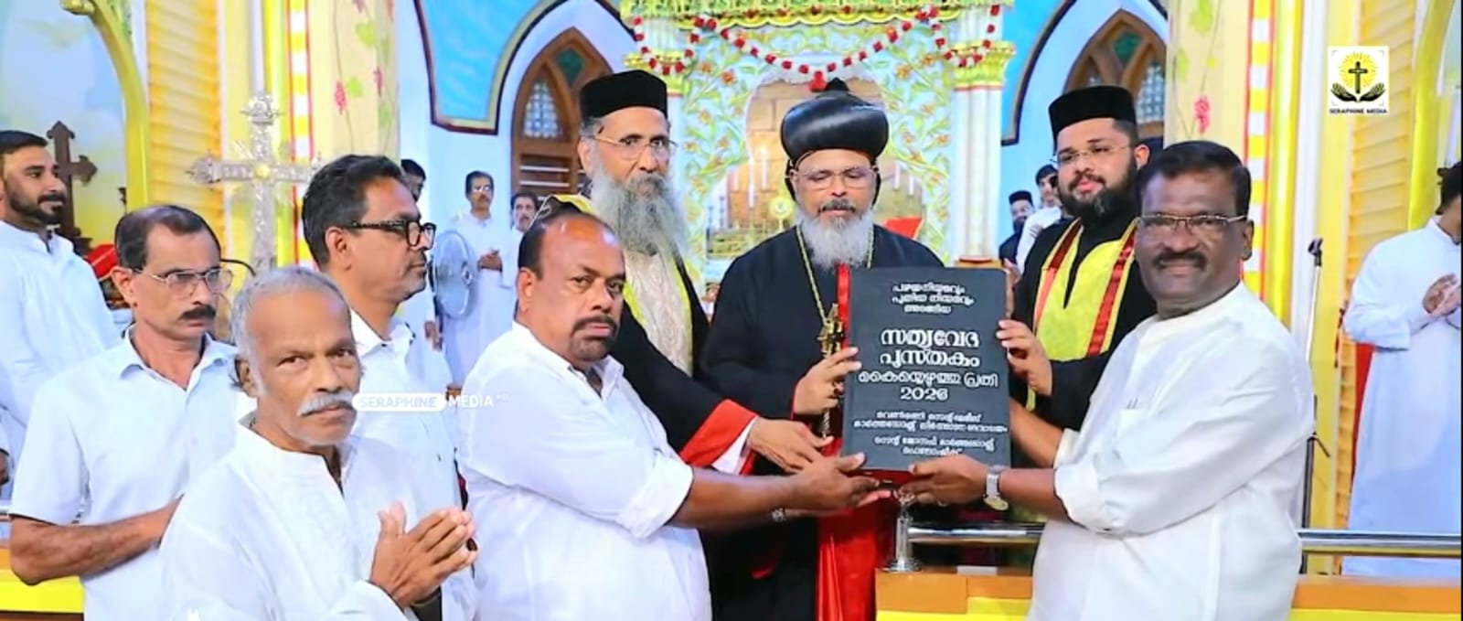 കയ്യെഴുത്ത് ബൈബിൾ സമർപ്പണം നടത്തി; വെണ്മണി സെന്റ് മേരീസ് ഓർത്തഡോക്സ് തീർത്ഥാടന ദേവാലയത്തിന് ചരിത്രമുഹൂർത്തം